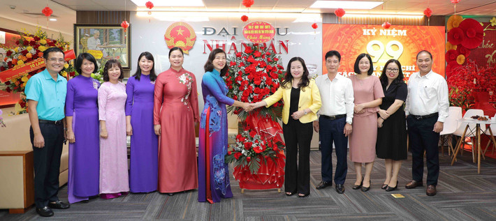 Phó Chủ tịch Thường trực HĐND tỉnh Tuyên Quang Phạm Thị Minh Xuân tặng hoa chúc mừng lãnh đạo, cán bộ, phóng viên, biên tập viên của Báo Đại biểu Nhân dân. Ảnh: Khánh Duy Lãnh đạo Đảng, Nhà nước và các bộ, ngành, địa phương chúc mừng Báo Đại biểu Nhân dân -0