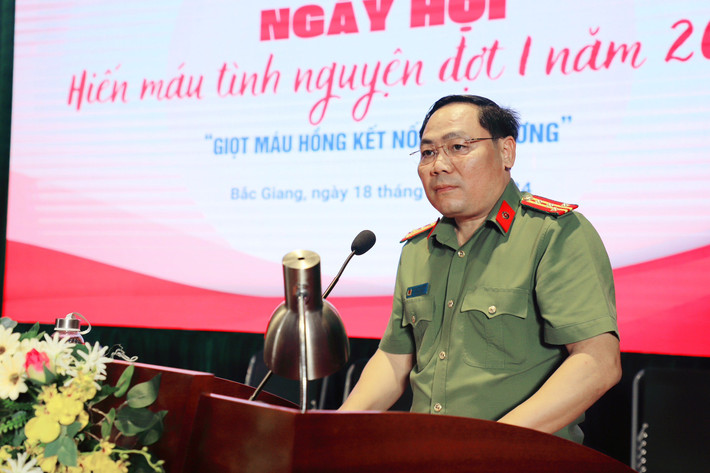 Đại tá Trần Thế Cường, Phó Giám đốc Công an tỉnh, Trưởng Ban chỉ đạo, vận động hiến máu Công an tỉnh phát biểu chỉ đạo tại Ngày hội Gần 300 đơn vị máu được hiến tặng trong Ngày hội hiến máu tình nguyện đợt I -0