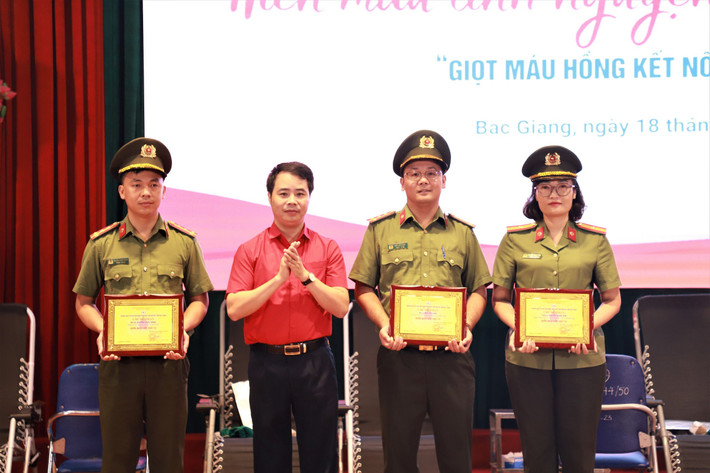 Phó Chủ tịch Hội Chữ thập đỏ tỉnh Bắc Giang Nguyễn Duy Bảo trao tặng chứng nhận của Ban chỉ đạo, vận động hiến máu tỉnh đối với 3 cá nhân có thành tích hiến máu từ 15 lần trở lên Gần 300 đơn vị máu được hiến tặng trong Ngày hội hiến máu tình nguyện đợt I -0