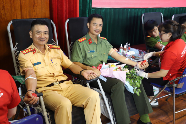 Gần 300 đơn vị máu được hiến tặng trong Ngày hội hiến máu tình nguyện đợt I -0