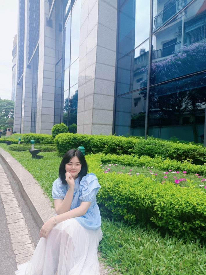 Em Phạm Thị Vân Anh, sinh viên năm nhất chuyên ngành Kinh tế đối ngoại, Trường Đại học Ngoại thương - thủ khoa toàn quốc khối D01 kỳ thi tốt nghiệp THPT năm 2023 (Ảnh: NVCC) Thủ khoa toàn quốc khối D01 năm 2023 chia sẻ bí kíp ôn thi giai đoạn