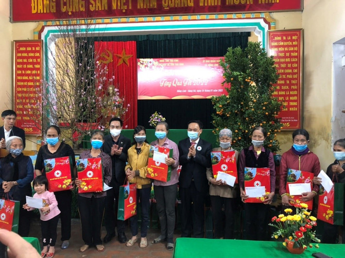 Phó trưởng Đoàn chuyên trách Đoàn ĐBQH tỉnh Nguyễn Văn Huy trao quà Tết tại xã Hồng Lĩnh, huyện Hưng Hà Phó Trưởng Đoàn ĐBQH Chuyên trách Nguyễn Văn Huy trao quà Tết tại xã Hồng Lĩnh, huyện Hưng Hà