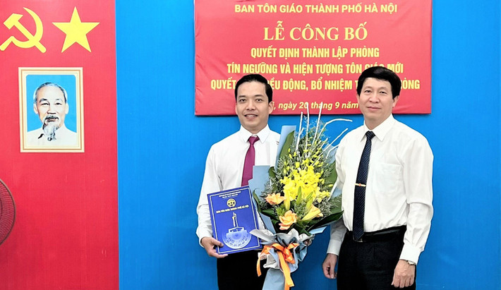 TS. Phạm Tiến Dũng, Trưởng Ban Tôn giáo thành phố Hà Nội trao quyết định điều động, bổ nhiệm ông Nguyễn Minh Hải giữ chức Trưởng Phòng Tín ngưỡng và Hiện tượng tôn giáo mới - Nguồn: hanoimoi.com.vn Hà Nội thành lập Phòng Tín ngưỡng và Hiện tượng tôn giáo mới -0
