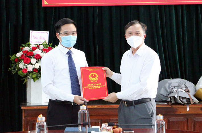 Phó Bí thư Tỉnh ủy, Chủ tịch UBND tỉnh Bùi Văn Khánh trao quyết định bổ nhiệm cán bộ cho ông Bùi Đức Nam, Giám đốc Sở Thông tin và Truyền thông Phó Bí thư Tỉnh ủy, Chủ tịch UBND tỉnh Bùi Văn Khánh trao quyết định bổ nhiệm cán bộ cho ông Bùi Đức Nam, Giám đốc Sở Thông tin và Truyền thông