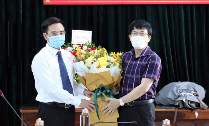 Thay mặt tập thể cán bộ, công chức, viên chức Sở Thông tin và Truyền thông, Phó Giám đốc Sở Thông tin và Truyền thông Hoàng Mạnh Cường tặng hoa chúc mừng Tân Giám đốc Sở Bùi Đức Nam trên cương vị mới Thay mặt tập thể cán bộ, công chức, viên chức Sở Thông tin và Truyền thông, Phó Giám đốc Sở Thông tin và Truyền thông Hoàng Mạnh Cường tặng hoa chúc mừng Tân Giám đốc Sở Bùi Đức Nam trên cương vị mới