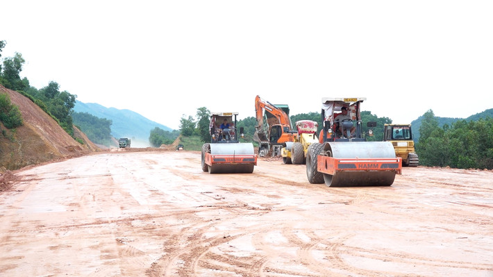 Nhân lực và trang thiết bị thi công được huy động tối đa cho việc triển khai dự án Tăng cường nhân lực, đẩy nhanh tiến độ triển khai Dự án đường liên kết vùng -0