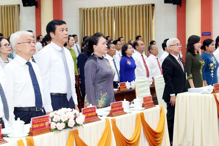 Chủ tịch Quốc hội Nguyễn Thị Kim Ngân và các đại biểu thực hiện nghi thức chào cờ. (Ảnh: Trọng Đức- TTXVN) Chủ tịch Quốc hội Nguyễn Thị Kim Ngân và các đại biểu thực hiện nghi thức chào cờ. (Ảnh: Trọng Đức- TTXVN)