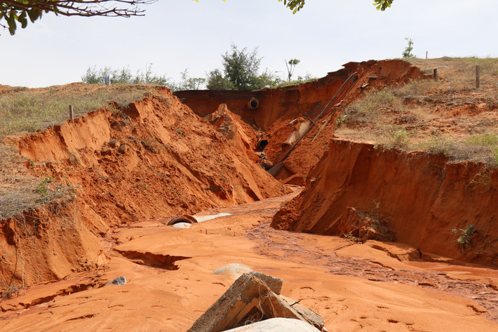 Trước đó, đêm 20.5, rạng sáng 21.5, trên địa bàn TP. Phan Thiết có mưa lớn kéo dài, khiến sạt lở cát tại 2 phường Mũi Né, Hàm Tiến Mưa lớn gây sạt lở cát, vùi lấp nhiều phương tiện trên tuyến đường ven biển ở Bình Thuận