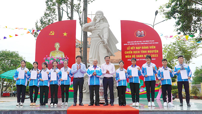 Ủy viên Trung ương Đảng, Bí thư Tỉnh ủy, Trưởng đoàn Đại biểu Quốc hội tỉnh Đồng Tháp Lê Quốc Phong cùng lãnh đạo Trường ĐH Công nghệ TP HCM trao Quyết định kết nạp Đảng cho 10 sinh viên 24 chiến sĩ Mùa hè xanh tại Đồng Tháp được kết nạp Đảng