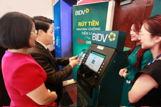 Phó Thống đốc NHNN Phạm Tiến Dũng trải nghiệm dịch vụ VietQRCash tại gian hàng BIDV BIDV TIÊN PHONG TRIỂN KHAI DỊCH VỤ RÚT TIỀNVIETQR CASH -0