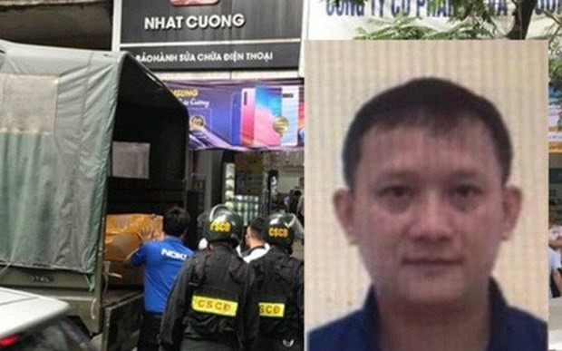 Cảnh sát kiểm tra, khám xét tại cửa hàng điện thoại Nhật Cường mobile ở 33 Lý Quốc Sư, Hà Nội. (Ảnh: Doãn Tấn/TTXVN); Bùi Quang Huy (ảnh nhỏ do Cơ quan Công an cung cấp) Cảnh sát kiểm tra, khám xét tại cửa hàng điện thoại Nhật Cường mobile ở 33 Lý Quốc Sư, Hà Nội. (Ảnh: Doãn Tấn/TTXVN); Bùi Quang Huy (ảnh nhỏ do Cơ quan Công an cung cấp)