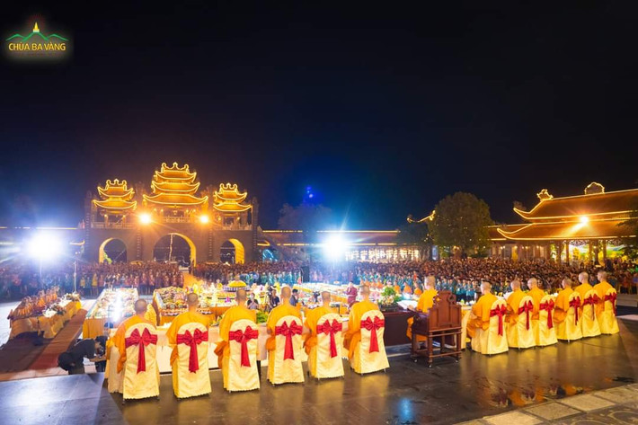 Buổi lễ diễn ra trong không khí trang nghiêm Khóa sinh Khóa tu mùa hè chùa Ba Vàng vun bồi tâm tri ân qua lễ trai đàn chẩn tế --- -6