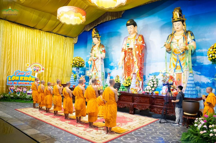 Chư Tăng chùa Ba Vàng dâng hương lễ Phật bắt đầu khóa lễ Khóa sinh Khóa tu mùa hè chùa Ba Vàng vun bồi tâm tri ân qua lễ trai đàn chẩn tế --- -8