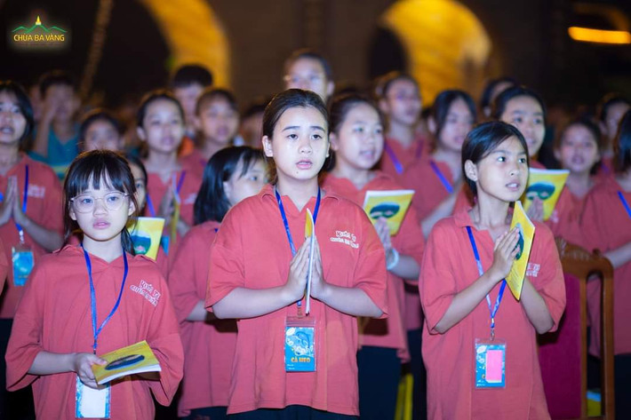 Các bạn khóa sinh tham gia lễ chẩn tế tại sân Chính điện chùa Ba Vàng Khóa sinh Khóa tu mùa hè chùa Ba Vàng vun bồi tâm tri ân qua lễ trai đàn chẩn tế --- -3
