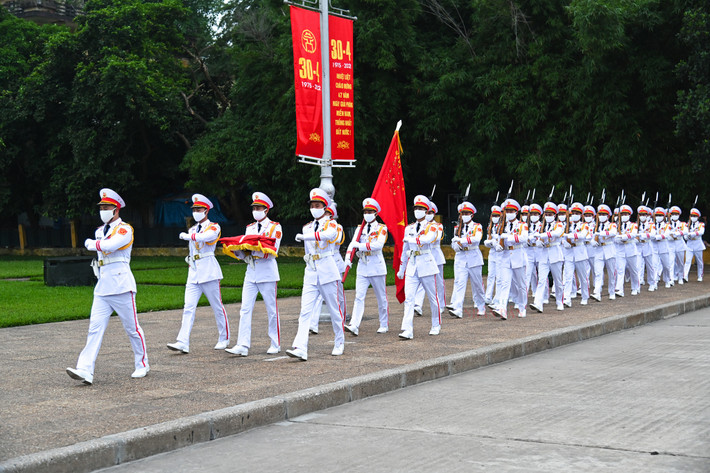 Trang nghiêm lễ thượng cờ tại quảng trường Ba Đình nhân dịp 47 năm ngày thống nhất đất nước ảnh 5 Trang nghiêm lễ thượng cờ tại quảng trường Ba Đình nhân dịp 47 năm ngày thống nhất đất nước -0