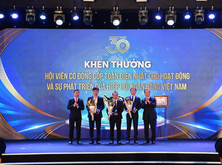 Vietcombank dẫn đầu tại 3 cuộc thi của Hiệp hội Ngân hàng Việt Nam ảnh 1 Đại diện Vietcombank (đứng giữa) nhận giải
