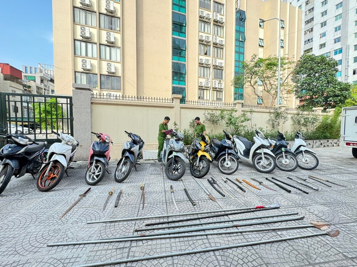 Công an thu giữ nhiều tang vật Truy xét, bắt giữ 26 thanh, thiếu niên vác hung khí gây náo loạn đường phố Hà Nội -0