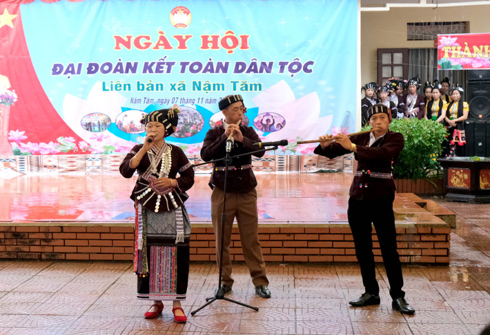 Người Lự ở xã Nậm Tăm, huyện Sìn Hồ biểu diễn sáo đôi truyền thống. Nguồn: Báo Lai Châu Bảo tồn, phát triển bản sắc văn hóa truyền thống của dân tộc Lự -0