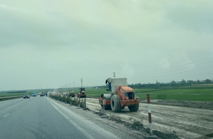Tuyến đường nối hai cao tốc đoạn qua địa phận tỉnh đang được đơn vị thi công đẩy nhanh tiến độ và gấp rút hoàn thành. Ảnh: Phạm Đăng Gấp rút hoàn thiện dự án tuyến đường nối 2 đường cao tốc -0