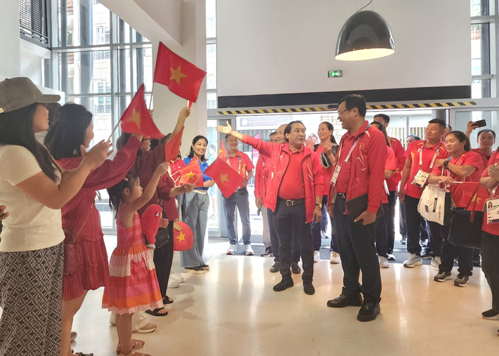 Cộng đồng người Việt tại Pháp "tiếp lửa" cho các vận động viên Đoàn Thể thao Việt Nam thăm Trung tâm Văn hóa Việt Nam tại Pháp -0