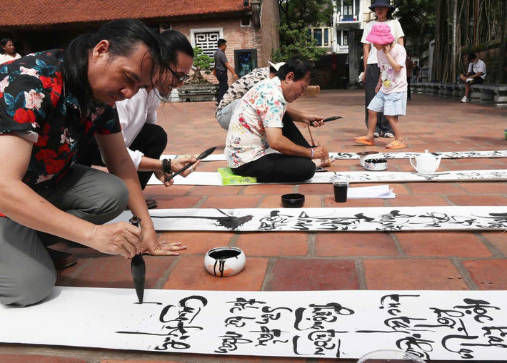 Trình diễn thư pháp quốc ngữ “Nghiên bút còn thơm” ảnh 1 Trình diễn thư pháp quốc ngữ tại Văn Miếu - Quốc Tử Giám. Nguồn: VM