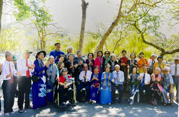 Đập tan xiềng xích để chiến thắng trở về ảnh 1 Cựu tù Côn Đảo ngày hội ngộ tại Nghĩa trang Hàng Dương. Ảnh: Nguyễn Á