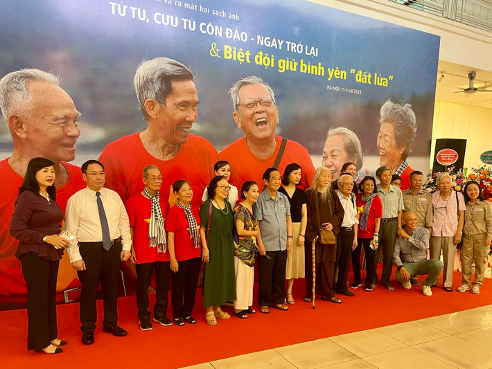 Nhiếp ảnh gia Nguyễn Á cùng các đại biểu và cựu tù trong lễ khai mạc triển lãm và ra mắt sách cd1.jpg -0