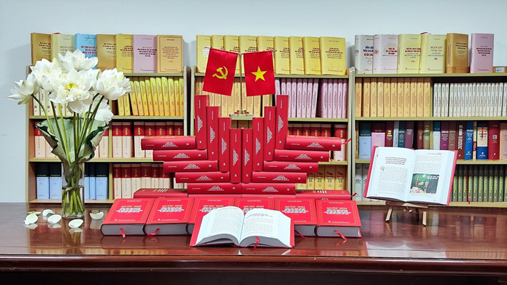 Nhà lãnh đạo có tư duy khoa học biện chứng, chiều sâu lý luận uyên bác và thực tiễn phong phú ảnh 2 Cuốn sách “Quốc hội trong tiến trình đổi mới đáp ứng yêu cầu xây dựng, hoàn thiện Nhà nước pháp quyền xã hội chủ nghĩa Việt Nam” của Tổng Bí thư Nguyễn Phú Trọng