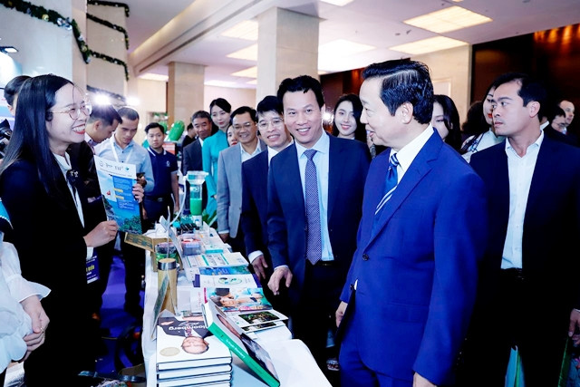 Phó Thủ tướng Chính phủ Trần Hồng Hà tham quan các gian hàng trưng bày về kinh tế tuần hoàn bên lề Diễn đàn Xây dựng kế hoạch hành động quốc gia thực hiện kinh tế tuần hoàn -0