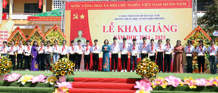 Phó Chủ tịch Quốc hội Nguyễn Thị Thanh trao xe đạp tặng cho học sinh có hoàn cảnh khó khăn Phó Chủ tịch Quốc hội Nguyễn Thị Thanh trao xe đạp tặng cho học sinh có hoàn cảnh khó khăn