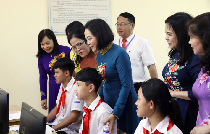 Phó Chủ tịch Quốc hội Nguyễn Thị Thanh và các đại biểu thăm cơ sở vật chất của nhà trường Phó Chủ tịch Quốc hội Nguyễn Thị Thanh và các đại biểu thăm cơ sở vật chất của nhà trường