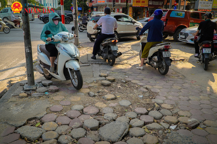 Một đoạn vỉa hè lát gạch cũ cũng bị hư hỏng, xuống cấp nghiêm trọng tại ngã tư Tố Hữu - Vạn Phúc Hàng loạt vỉa hè lát đá “độ bền 70 năm” tại nhiều tuyến phố Hà Nội xuống cấp nghiêm trọng -0