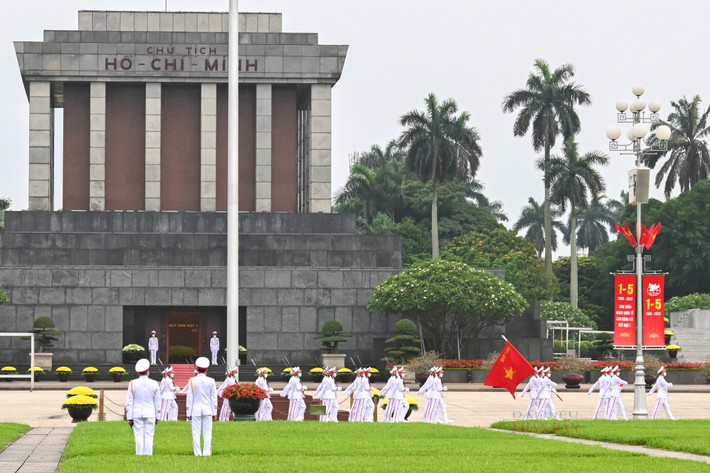 Trang nghiêm lễ thượng cờ tại quảng trường Ba Đình nhân dịp 47 năm ngày thống nhất đất nước ảnh 26 Trang nghiêm lễ thượng cờ tại quảng trường Ba Đình nhân dịp 47 năm ngày thống nhất đất nước -0