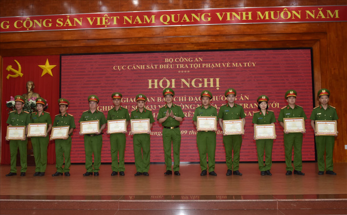 Thứ trưởng Bộ Công an, Trung tướng Nguyễn Duy Ngọc trao Bằng khen của Bộ trưởng Bộ Công an tặng 11 tập thể có thành tích xuất sắc trong đấu tranh, phòng chống tội phạm ma túy. Tăng cường phòng ngừa, đấu tranh với tội phạm ma túy trên tuyến biên giới Tây Nam -0