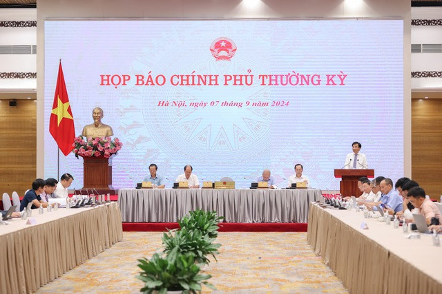 Toàn cảnh họp báo Họp báo Chính phủ thường kỳ tháng 8 -0