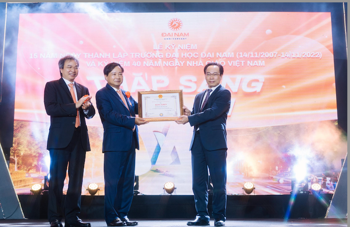 PGS. TS. Hoàng Minh Sơn, thứ trưởng Bộ GD và ĐT trao Bằng khen của Bộ Giáo dục và Đào tạo cho trường Đại học Đại Nam Trường ĐH Đại Nam kỷ niệm 15 năm thành lập và tri ân tới các Nhà giáo -0