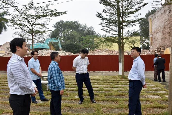 Đoàn kiểm tra công trình đang được xây dựng tại Trường Phổ thông dân tộc nội trú tỉnh Phú Thọ. Ảnh: Trung tâm truyền thông giáo dục Hoàn thành cơ chế triển khai chương trình mục tiêu quốc gia phát triển KT-XH vùng đồng bào -0