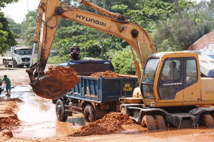 Lực lượng chức năng tỉnh Bình Thuận huy động nhiều phương tiện, con người tiến hành giải tỏa hiện trường vụ sạt lở Mưa lớn gây sạt lở cát, vùi lấp nhiều phương tiện trên tuyến đường ven biển ở Bình Thuận