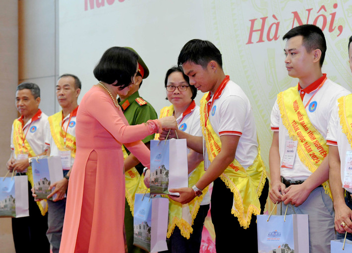 Chủ tịch Quốc hội Trần Thanh Mẫn: Cùng nhau lan tỏa tinh thần, nghĩa cử cao đẹp của hoạt động hiến máu tình nguyện ảnh 7 Chủ tịch Quốc hội Trần Thanh Mẫn: Cùng nhau lan tỏa tinh thần, nghĩa cử cao đẹp của hoạt động hiến máu tình nguyện -0