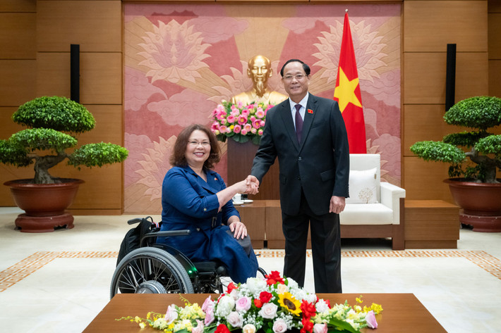 Phó Chủ tịch Quốc hội, Thượng tướng Trần Quang Phương và Thượng nghị sĩ Hoa Kỳ Tammy Duckworth Phó Chủ tịch Quốc hội Trần Quang Phương bắt tay Thượng nghị sĩ Hoa Kỳ Tammy Duckworth