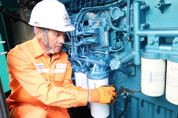 Kiểm tra máy phát dự phòng. Ảnh: NPC PC Điện Biên bảo đảm cung ứng điện dịp nghỉ Lễ Quốc Khánh -0