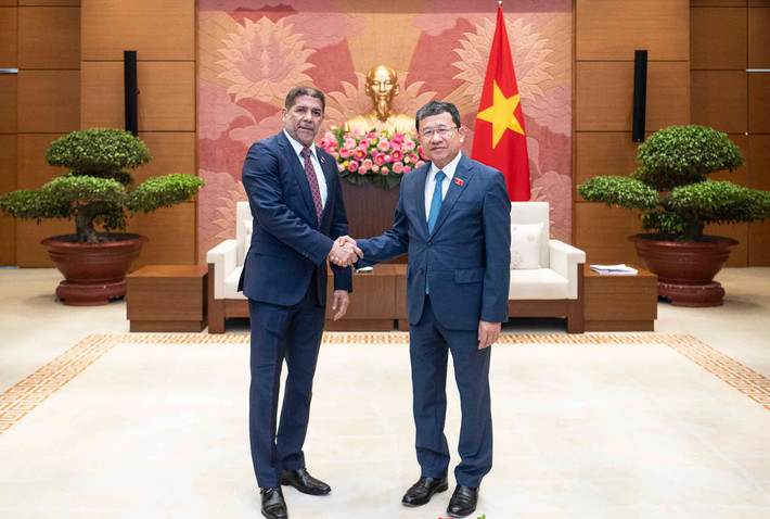 Chủ nhiệm Ủy ban Đối ngoại Vũ Hải Hà tiếp Bộ trưởng Nông nghiệp Cộng hòa Dominica ảnh 1 Chủ nhiệm Ủy ban Đối ngoại Vũ Hải Hà trao quà lưu niệm tặng Bộ trưởng Bộ Nông nghiệp Cộng hòa Dominica