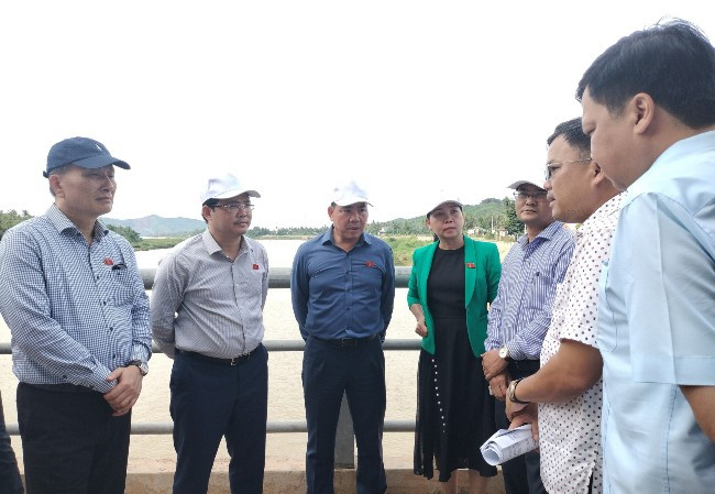 Đoàn khảo sát công trình đập ngăn mặn trên sông Lại Giang Ủy ban Khoa học, Công nghệ và Môi trường giám sát về ứng phó với biến đổi khí hậu tại Bình Định -0