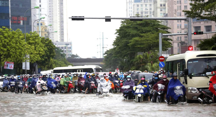 Mưa lớn gây ngập nặng, ách tắc giao thông tại Hà Nội. Nâng cao nhận thức và quản lý rủi ro thiên tai dựa vào cộng đồng -0