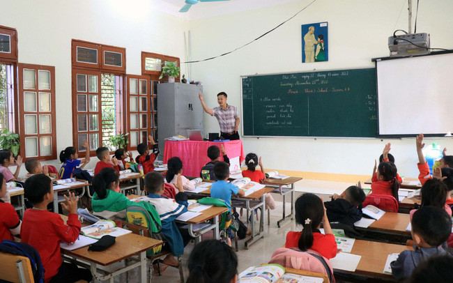 Giờ học môn tiếng Anh của học sinh lớp 3 Trường Tiểu học và Trung học cơ sở Mường Tè, huyện Vân Hồ, tỉnh Sơn La Giờ học môn tiếng Anh của học sinh lớp 3 Trường Tiểu học và Trung học cơ sở Mường Tè, huyện Vân Hồ, tỉnh Sơn La