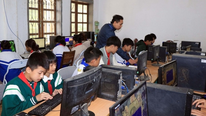 Giờ thực hành môn Tin học tại Trường Tiểu học và Trung học cơ sở Thôn Mòn, huyện Thuận Châu, tỉnh Sơn La Giờ thực hành môn Tin học tại Trường Tiểu học và Trung học cơ sở Thôn Mòn, huyện Thuận Châu, tỉnh Sơn La