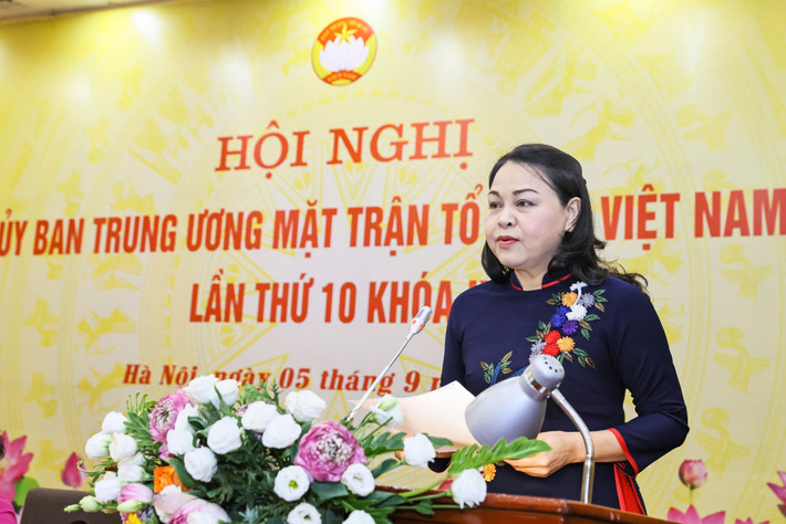 Phó Chủ tịch - Tổng Thư ký Ủy ban Trung ương MTTQ Việt Nam Nguyễn Thị Thu Hà trình bày Tờ trình xin ý kiến về nội dung một số dự thảo văn bản trình Đại hội đại biểu toàn quốc MTTQ Việt Nam lần thứ X, nhiệm kỳ 2024 - 2029 Phó Chủ tịch - Tổng Thư ký Ủy ban Trung ương MTTQ Việt Nam Nguyễn Thị Thu Hà trình bày Tờ trình xin ý kiến về nội dung một số dự thảo văn bản trình Đại hội đại biểu toàn quốc MTTQ Việt Nam lần thứ X, nhiệm kỳ 2024 - 2029