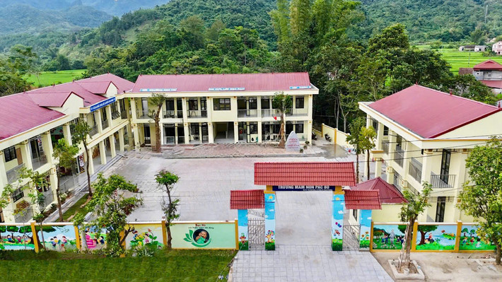 Công trình có tổng mức đầu tư 15 tỷ đồng, xây dựng trên diện tích 1.800 m2, đáp ứng nhu cầu học tập, vui chơi và sinh hoạt cho hơn 150 học sinh Phó Chủ tịch nước Võ Thị Ánh Xuân cắt băng khánh thành Trường mầm non Pác Bó