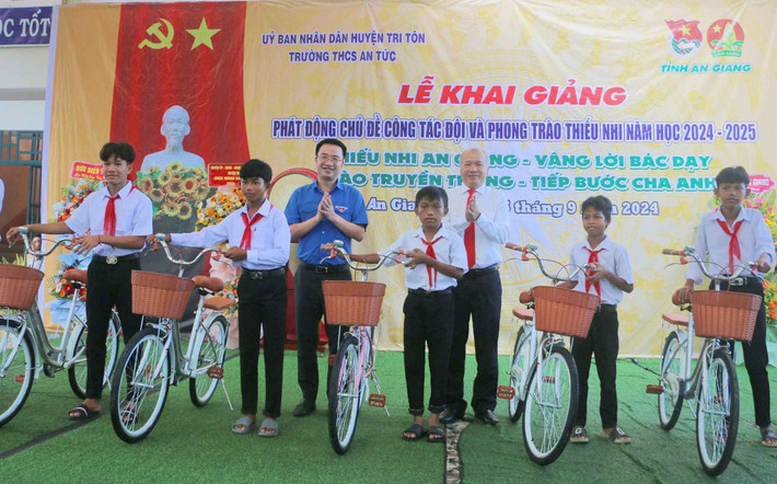 Bí thư Trung ương Đoàn, Phó Chủ nhiệm Thường trực Ủy Quốc gia về thanh niên Việt Nam Nguyễn Tường Lâm trao tặng học bổng và xe đạp cho các em đội viên, học sinh người dân tộc Khmer có hoàn cảnh khó khăn học tốt Kiên Giang: Hàng trăm nghìn học sinh miền Tây bước vào năm học mới