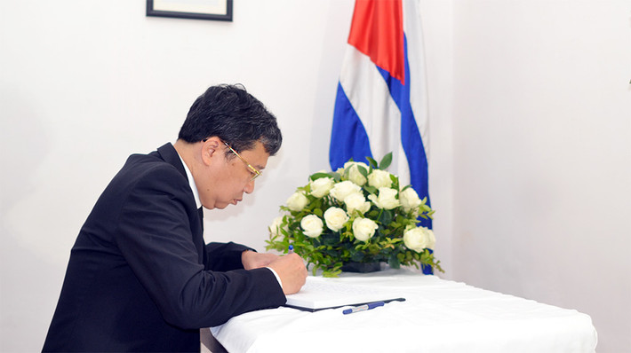 Chủ nhiệm Ủy ban Đối ngoại, Chủ tịch Nhóm Nghị sĩ hữu nghị Việt Nam - Cuba, Chủ tịch Hội Hữu nghị Việt Nam - Cuba Vũ Hải Hà Ghi sổ tang tưởng nhớ nguyên Chủ tịch Quốc hội Cuba Phó Chủ tịch Thường trực Quốc hội Trần Thanh Mẫn viếng nguyên Chủ tịch Quốc hội Cuba Ricardo Alarcon de Quesada tại Đại sứ quán Cuba ở Hà Nội -2